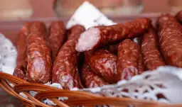 Kiełbasa swojska: Ceny, jakość, skład. Warto zapłacić więcej?