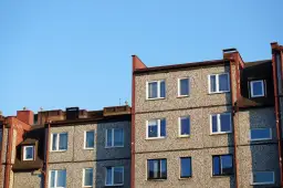 Ile kosztuje mieszkanie w bloku na wsi? Ceny, które zaskakują