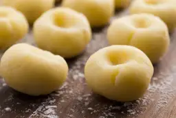 Ile kalorii mają kluski na parze? Poznaj wartość odżywczą