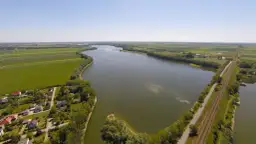 Jezioro Pakoskie: Ciekawe fakty i tajemnice wodnego raju