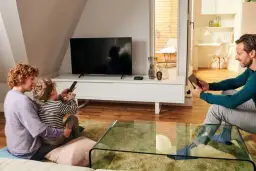 Rodzina ogląda bajki. Kiedy dziecko może zacząć oglądać bajki? To zależy od rodziców i rozwoju malucha.