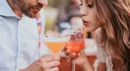 Barman na wesele: O co pytać? Uniknij błędów, wybierz idealnie!