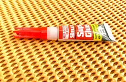 Super Glue na meblach? Szybki ratunek i bezpieczne metody