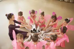 Zajęcia z baletu dla dzieci: najlepsze programy i korzyści dla maluchów