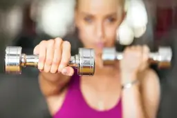 Jakie ćwiczenia na barki pomogą uniknąć kontuzji i wzmocnić mięśnie