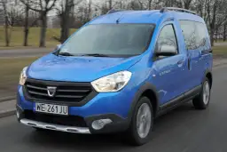 Niebieski Dacia Dokker Stepway w ruchu, z widocznym napisem "STEPWAY" na drzwiach.