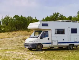 Jaka kategoria prawa jazdy na kampera? Sprawdź DMC i jedź legalnie!