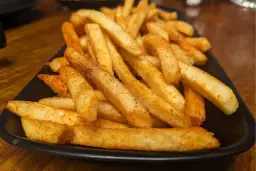 Czy frytki smażyć pod przykryciem? Odkryj, dlaczego to błąd