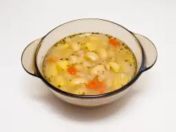 Ile kalorii ma zupa fasolowa? Sprawdź, co wpływa na jej kaloryczność