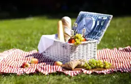 Jakie przekąski na piknik - łatwe i smaczne pomysły na jedzenie