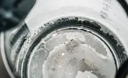 Jak odkamienić czajnik kwaskiem – prosta metoda na limescale