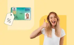 Legitymacja studencka z symbolem zniżki i uśmiechnięta kobieta pokazująca kciuk w górę.