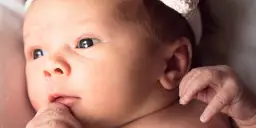 Noworodek boli brzuszek? Sprawdzone sposoby i objawy alarmowe