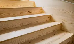 Jakie drewno na schody - wybierz trwałe i estetyczne materiały