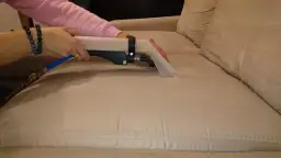 Skuteczne sposoby na usunięcie zapachu moczu kota z kanapy