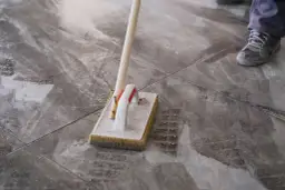 Jak czyścić kafelki? Skuteczne metody na każdy brud i typ