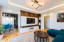 Nowoczesne rozmieszczenie halogenów na suficie tworzy przytulną atmosferę w salonie z jadalnią.