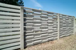 Płot betonowy jak nowy? Odkryj metody czyszczenia na lata!