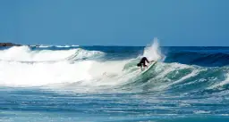 Najlepsze filmy o surferach: odkryj emocje i pasję surfingu
