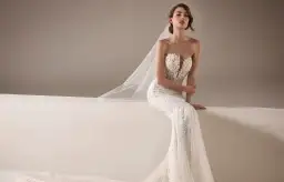 Modelka w sukni ślubnej typu syrena, która podkreśla figurę. Idealny przykład, jak dobrać suknie ślubną do figury, by wyglądać zjawiskowo.