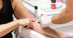 Woda gazowana przed badaniem krwi? Ekspert wyjaśnia, dlaczego nie!