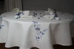 Jaki obrus na okrągły stół? Wybierz idealny rozmiar i styl