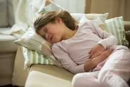 Ból brzucha u dziecka: co podać i kiedy iść do lekarza?