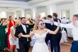 Ile kosztuje fotograf i kamerzysta na wesele? Ceny, które zaskoczą