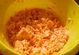 Jaką surówkę do dorsza wybrać, by zaskoczyć gości smakiem?