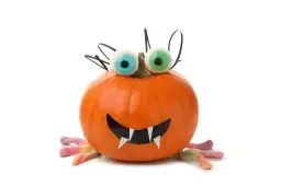 Pomysł na dynię do przedszkola: zabawna dynia z wielkimi oczami i gumowymi robakami jako nogami.