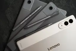 Kilka tabletów Lenovo z rysikami w różnych odcieniach szarości i beżu.