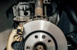 Para qué sirve el freno de pie y cómo garantiza tu seguridad al conducir