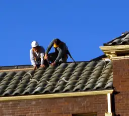 Dekarz: Kto to jest i co robi? Poznaj zawód od podszewki!