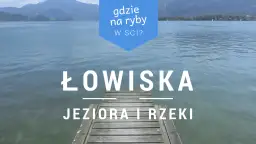 Drewniany pomost na spokojnym jeziorze z górami w tle. Napisy "ŁOWISKA JEZIORA I RZEKI" i "gdzie na ryby W SCI?".