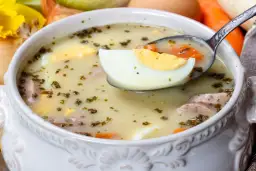 Pyszny żurek z ziemniakami i kiełbasą, z jajkiem na łyżce. Zastanawiasz się, ile kalorii ma żurek z ziemniakami i kiełbasą?