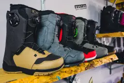 Rząd butów snowboardowych z systemem boa, w tym modele Ride Lasso i Burton. Idealne na stok, zapewniające komfort i stabilność.