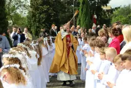 Uroczystość I Komunii Świętej. Dzieci w bieli, ksiądz z kadzidłem. Zastanawiasz się, ile kosztuje talerzyk na komunie?
