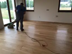 Czy cyklinowanie podłogi pyli? Poznaj prawdę o metodzie bezpyłowej.