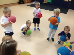 Proste i skuteczne zabawy integracyjne z piłką dla każdej grupy – sprawdź pomysły!