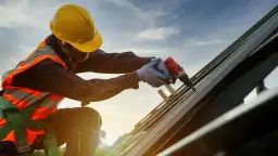 Czym zajmuje dekarz? Odkryj kluczowe obowiązki i umiejętności