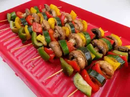 Szaszłyki warzywne na grilla – proste przepisy, które zachwycą smakoszy