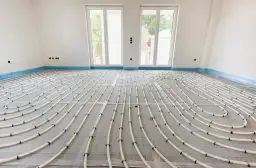 Instalacja ogrzewania podłogowego w nowym domu. Zastanawiasz się, ile kosztuje ogrzewanie podłogowe? To inwestycja w komfort.