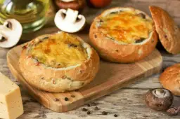 Zapiekanka chlebowa Lidl – smaczne przepisy na wykorzystanie resztek chleba