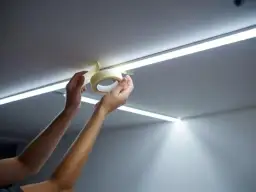 Jak zamontować listwy LED na suficie? Praktyczny poradnik DIY