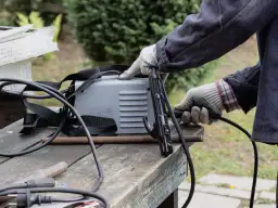 Jaką spawarkę inwertorową wybrać? Najlepsze modele dla amatorów