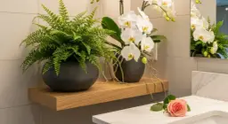 Łazienka pełna życia: wybierz idealne kwiaty i stwórz relaksującą oazę