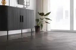 Malowanie paneli podłogowych: Jak odmienić podłogę tanio i trwale?