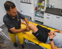 Czy można chodzić po skręceniu kolana? Stopnie urazu i pomoc.