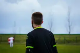 Sędzia Ekstraklasy w akcji. Zastanawiasz się, ile zarabia sędzia ekstraklasy? Oto on, gotowy do podjęcia decyzji.