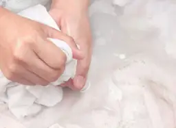 Jak usunąć plamy z herbaty? Poradnik: domowe sposoby i odplamiacze.